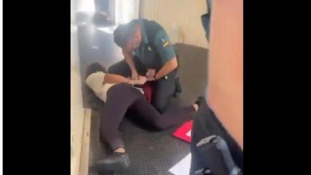 Momento en que la Guardia Civil reduce a uno de los pasajeros