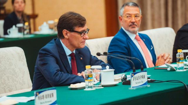El 'president' Illa y el 'conseller' Miquel Sàmper, en el Gran Salón del Pueblo en Pekín