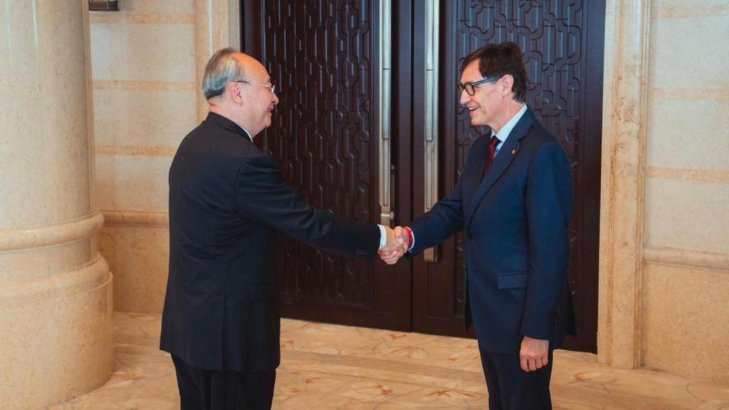 Saludo entre Salvador Illa y Yin Li, líder del Partido Comunista Chino en Pekín