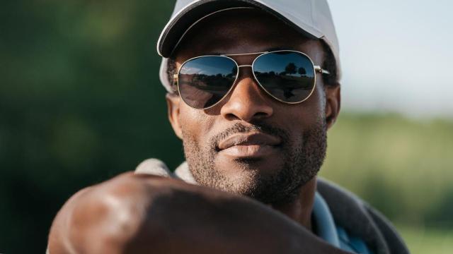 Hombre con gafas de sol