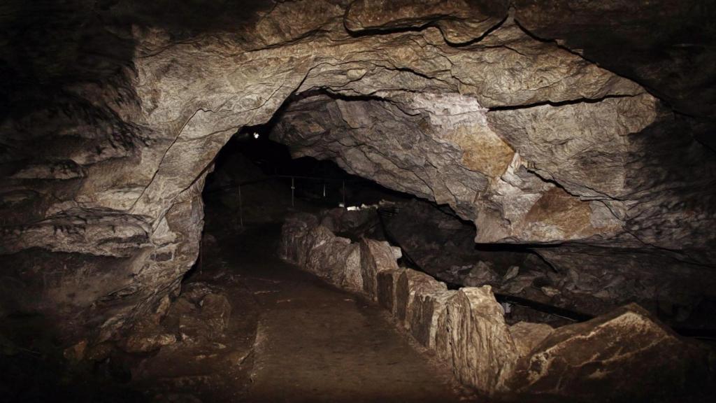 Pasillo del interior de una cueva