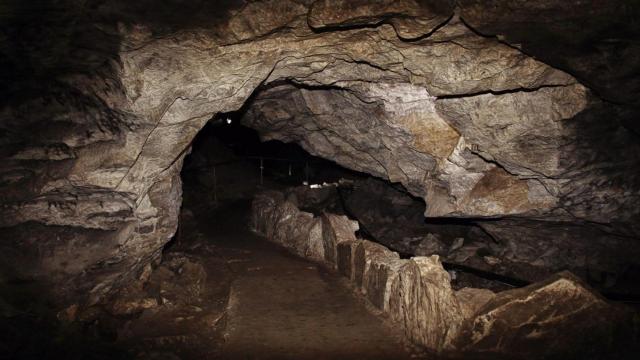Pasillo del interior de una cueva