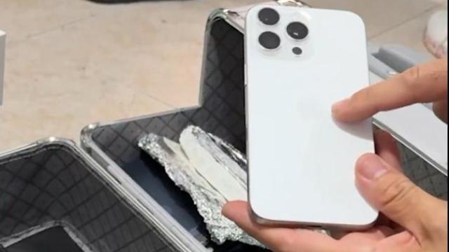 Uno de los teléfonos recuperados en el marco de esta investigación