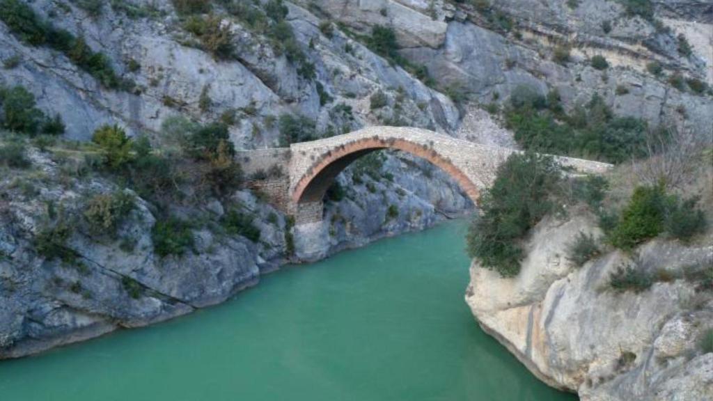 Puente de piedra en el Congost de Terradets