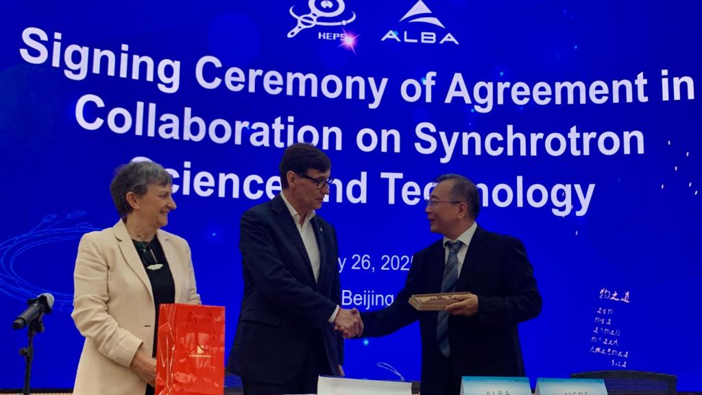 La directora del sincrotón ALBA, Caterina Biscari, el presidente de la Generalitat, Salvador Illa, y el director del HESP, Dong Yuhui, en Pekín