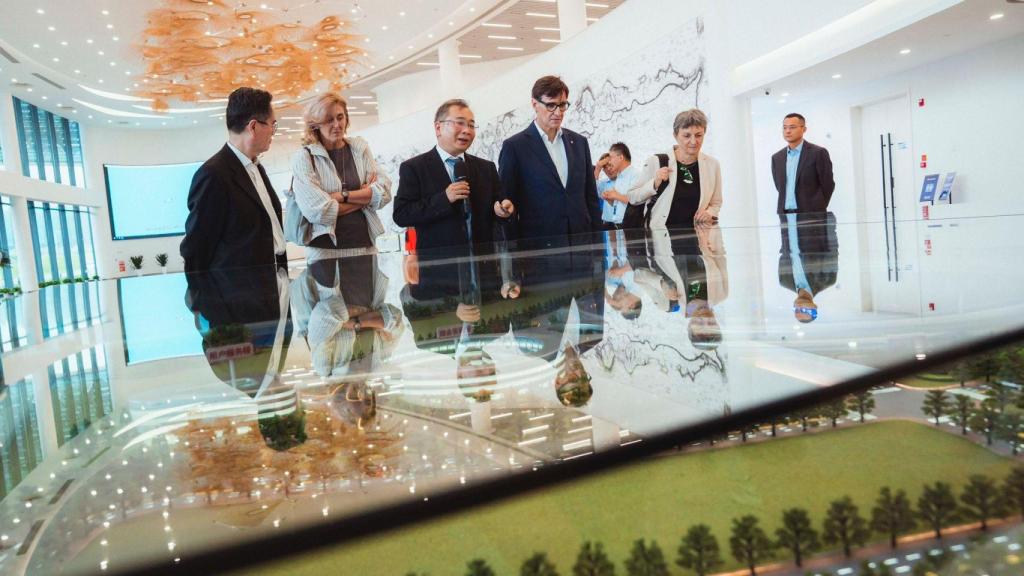 Visita del 'president', Salvador Illa, y la directora del sincrotón ALBA, Caterina Biscari, durante su visita al HESP de Pekín