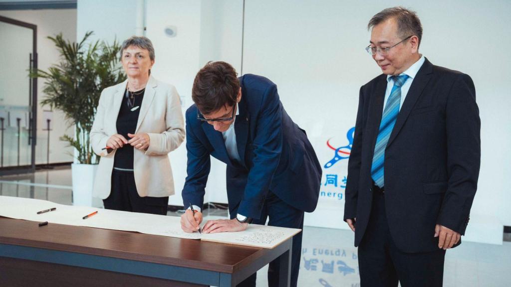 Caterina Biscari, directora del sincrotón ALBA, Salvador Illa, 'president' del Govern, y Duhui Yong, subdirector del HEPS