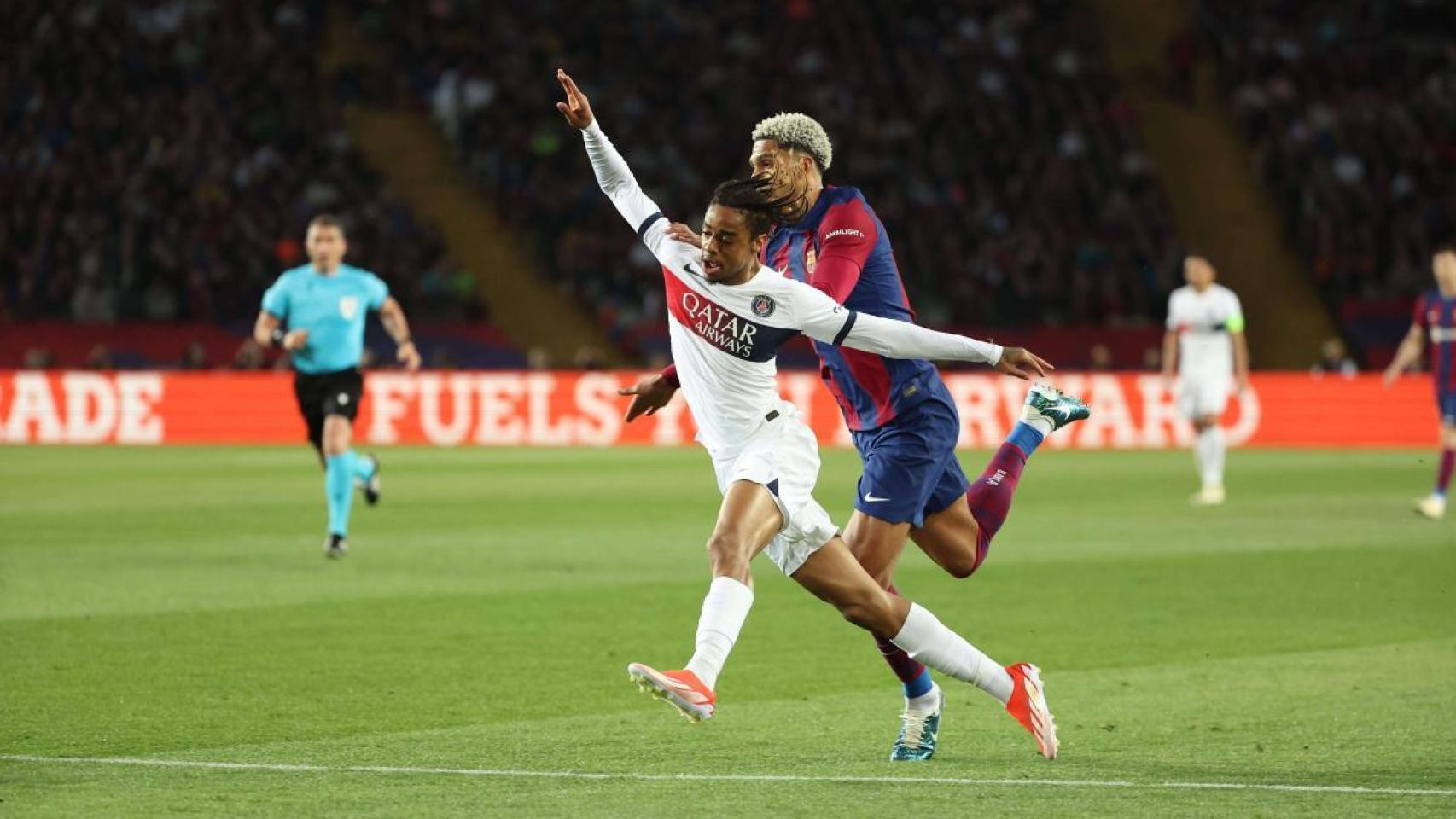 Ronald Araujo derriba a Barcola en el PSG-Barça de 2024