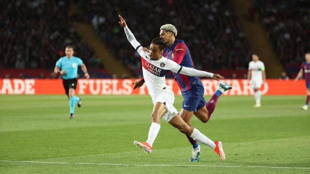 Ronald Araujo derriba a Barcola en el PSG-Barça de 2024