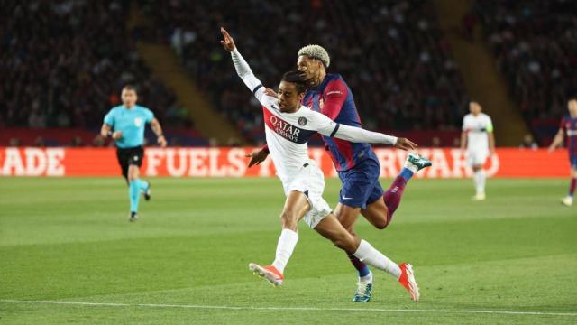 Ronald Araujo derriba a Barcola en el PSG-Barça de 2024