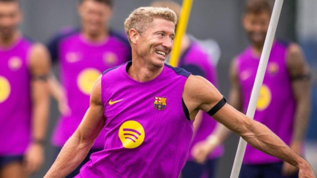 Robert Lewandowski se entrena con el Barça