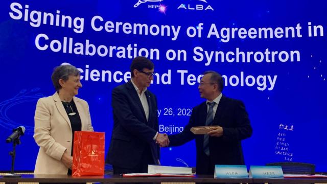 La directora del sincrotón ALBA, Caterina Biscari, el presidente de la Generalitat, Salvador Illa, y el director del HESP, Dong Yuhui, en Pekín