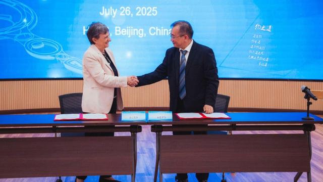 Caterina Biscari, directora del Sincrotón ALBA, en la firma del convenio con Duhui Yong, subdirector del HESP, en Pekín