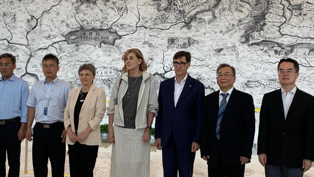 Visita al HESP de Pekín, con el presidente del Govern, Salvador Illa, y la directora del sincrotón ALBA, Caterina Biscari