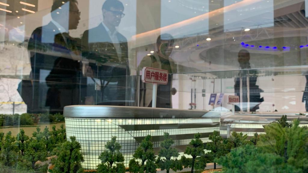 El director del HESP enseña al 'president' Illa una maqueta de la instalación, puntera en el mundo