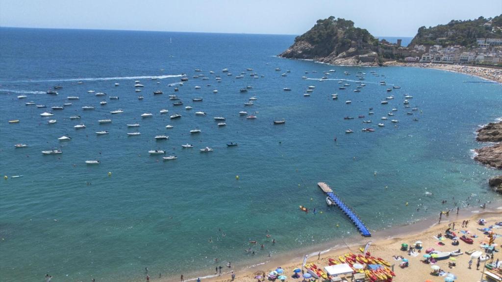 Los turistas llenan una playa de la Costa Brava