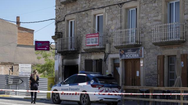 Imagen del exterior del prostíbulo incendiado este sábado en Bellpuig (Lleida)