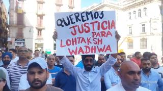 Uno de los manifestantes pidiendo justicia para Lohtaksh, el joven hindú asesinado en un bus de Castelldefels,