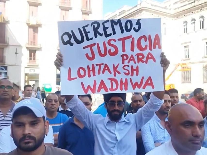Un dels manifestants demanant justícia per a Lohtaksh, el jove hindú assassinat en un bus de Castelldefels