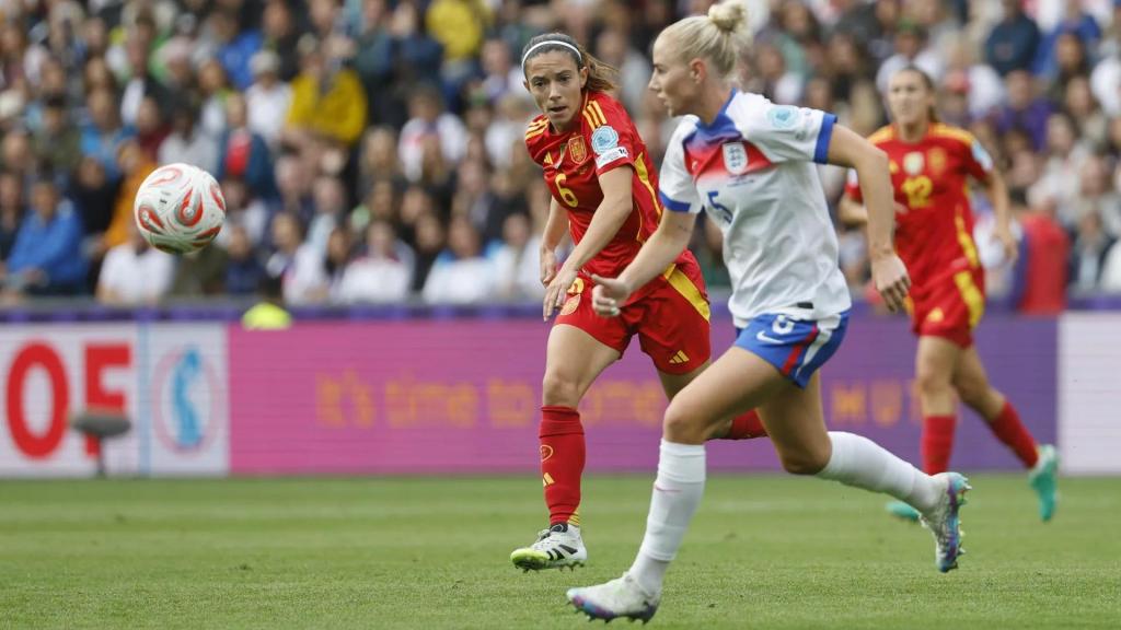 Aitana Bonmatí persigue a Greenwood en el España-Inglaterra