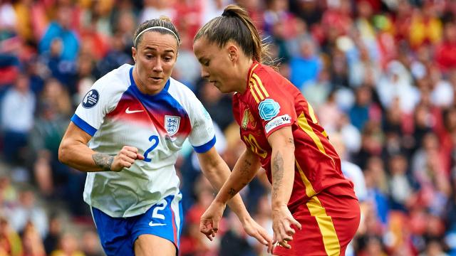 Clàudia Pina, encimada por Lucy Bronze en el Inglaterra-España de la final de la Eurocopa