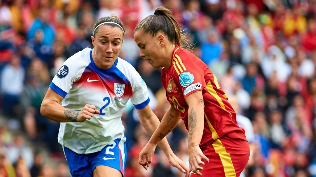 Clàudia Pina, encimada por Lucy Bronze en el Inglaterra-España de la final de la Eurocopa