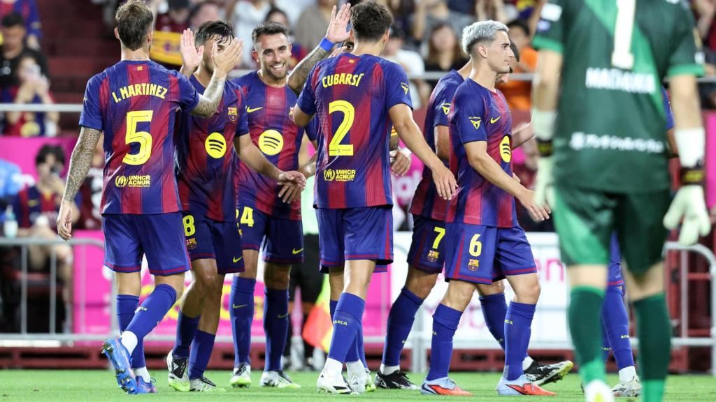 Los futbolistas del Barça celebran el gol de Éric García