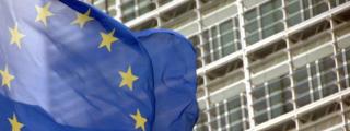 Bandera de la UE frente a la sede de la Comisión Europea