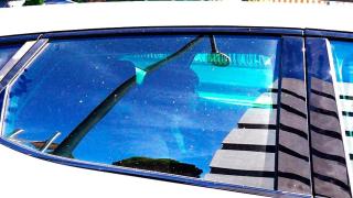 El coche de Juana Rivas a la llegada al juzgado donde este viernes entregó a su hijo menor a su padre.