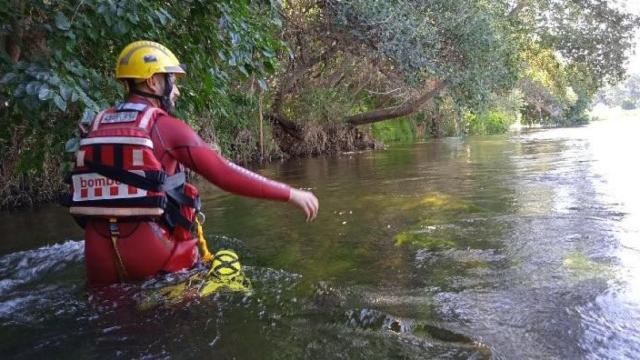 Un bombero trabaja en tareas de rescate en el río Ebro, en una imagen de archivo