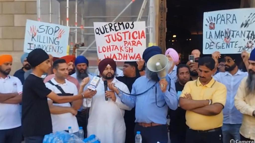 Algunos de los manifestantes pidiendo justicia para Lohtaksh Wadwa