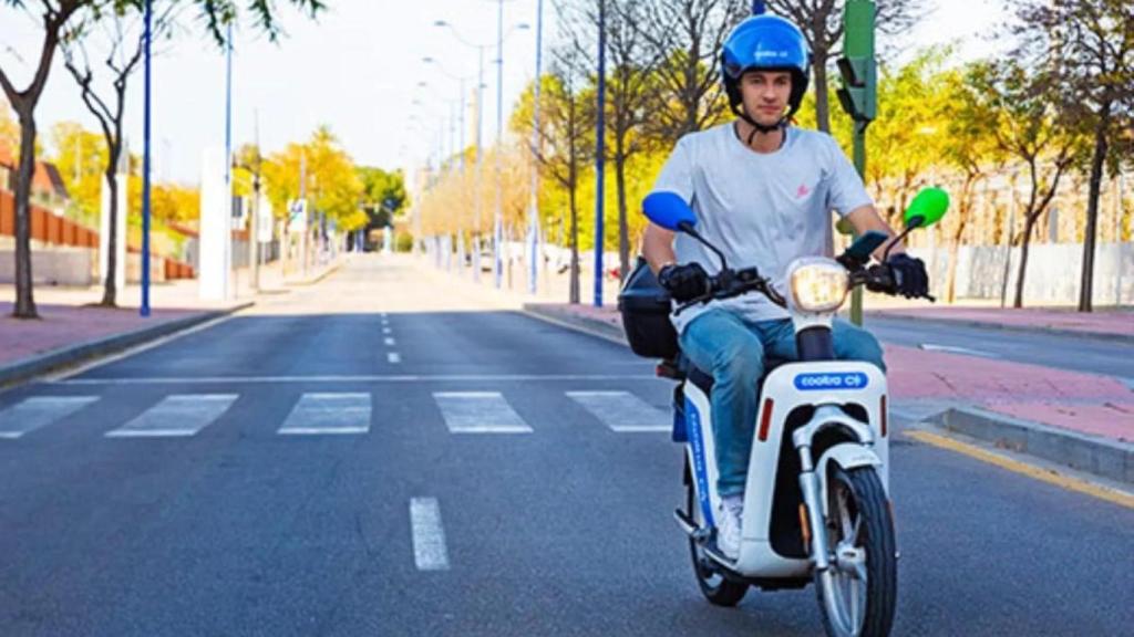 Un conductor con una moto de Cooltra