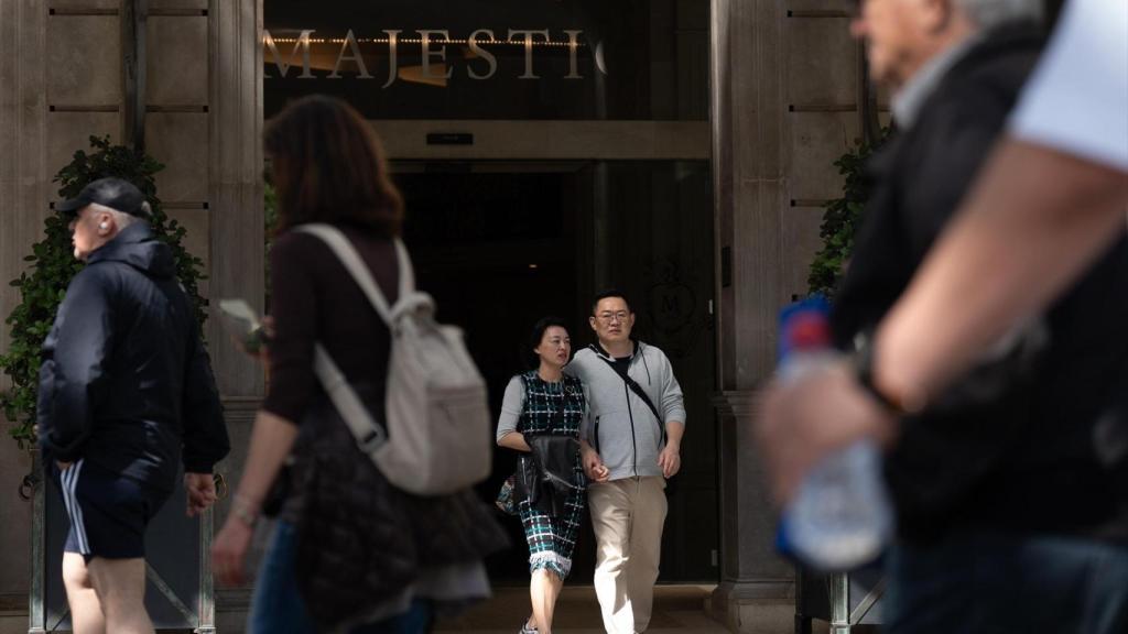 Varias personas delante del hotel Majestic, en el Paseo de Gracia (Archivo)