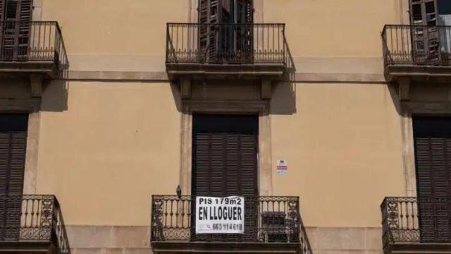 Cartel de alquiler en la fachada de un edificio de Barcelona