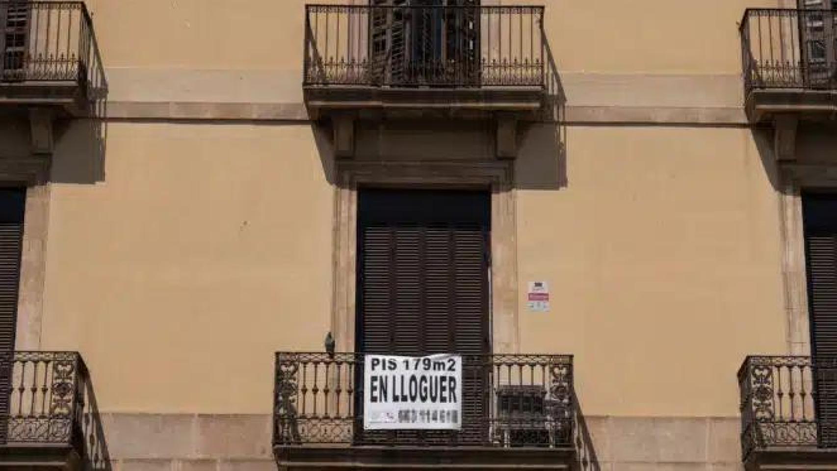 Cartel de alquiler en la fachada de un edificio de Barcelona