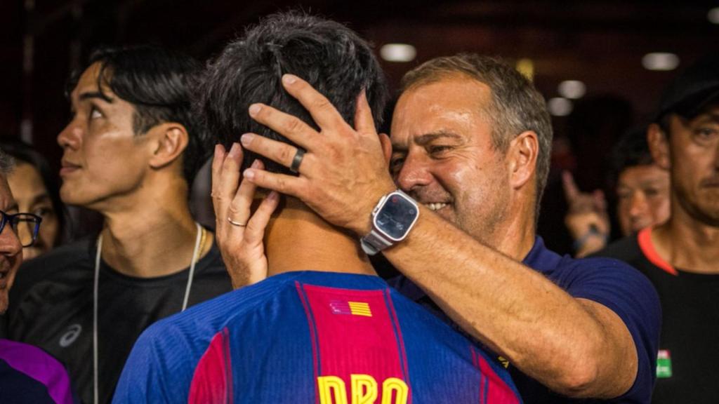 Hansi Flick felicita a Dro tras su partido ante el Vissel Kobe