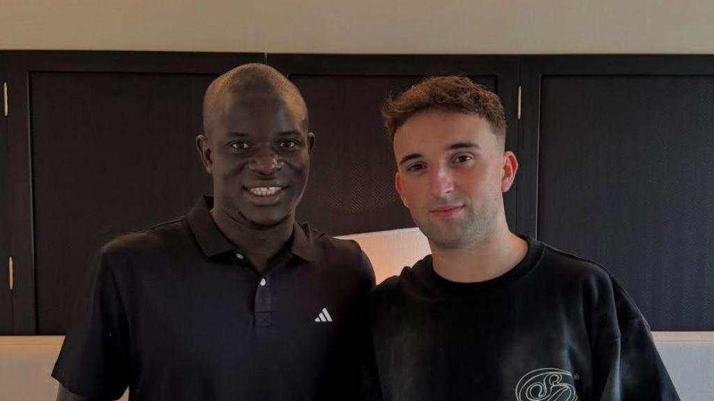 Pau Revelles con N'Golo Kanté tras cortarle el pelo