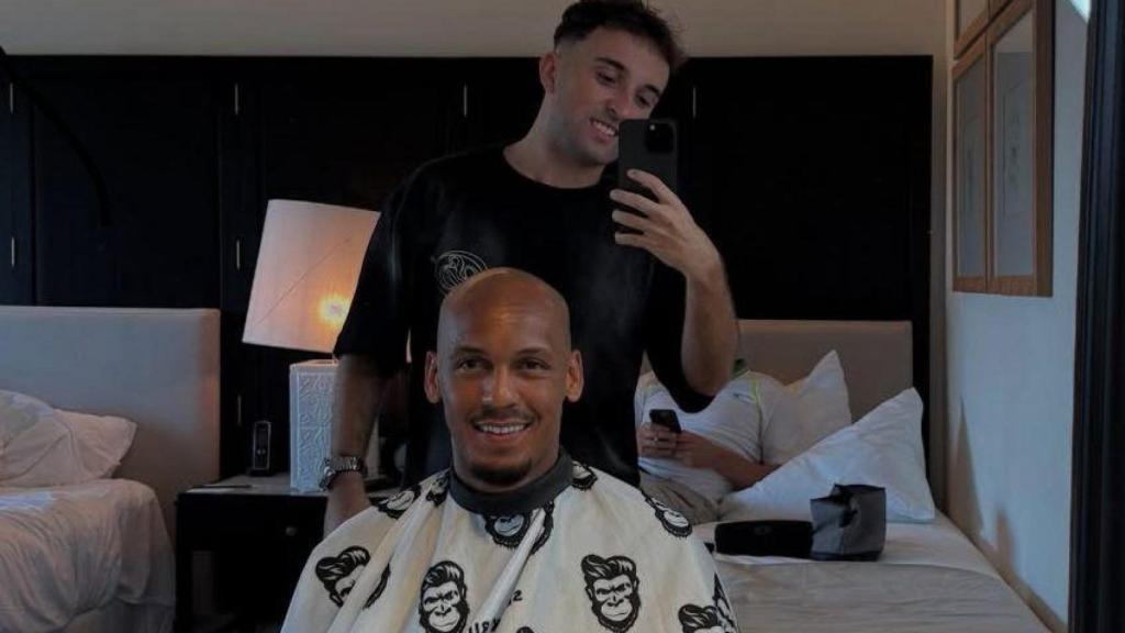 Pau Revelles tras cortarle el pelo a Fabinho