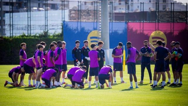 La plantilla del Barça B en su primer entrenamiento de la pretemporada 2025/26