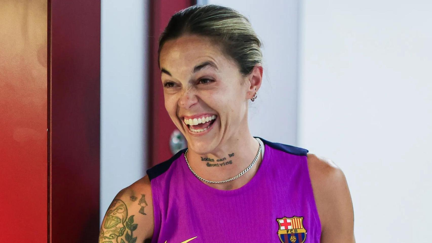 Mapi León se ríe mientras le da la mano a Gemma Font en las pruebas médicas del Barça