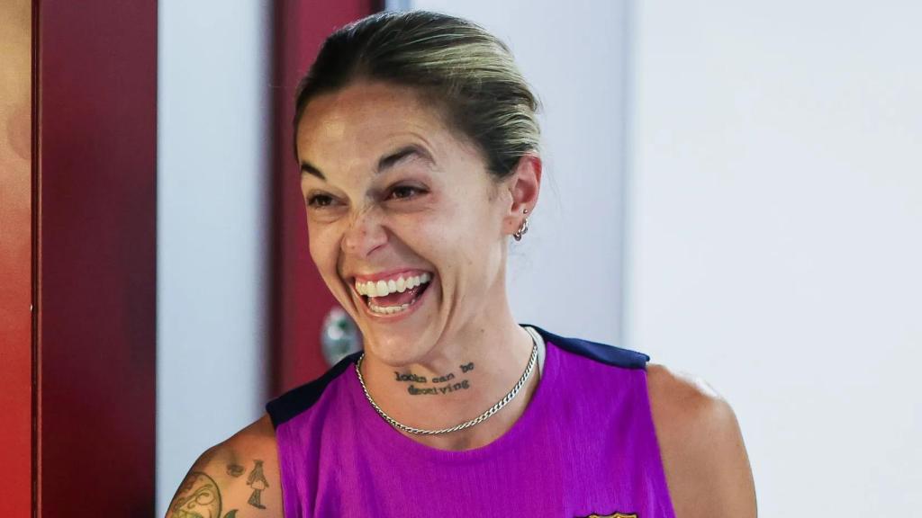 Mapi León s'està rient mentre dóna la mà a Gemma Font en les proves mèdiques de l'FC Barcelona