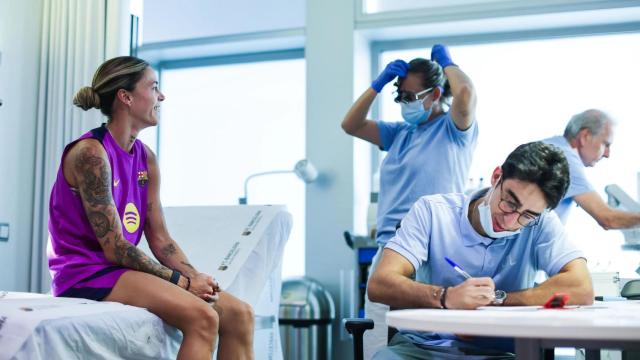 Mapi León sentada en una camilla durante las pruebas médicas del Barça femenino