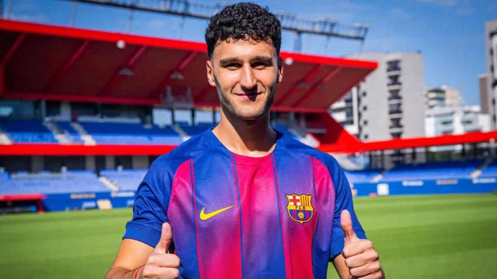 Roger Martínez posa amb la nova samarreta del FC Barcelona
