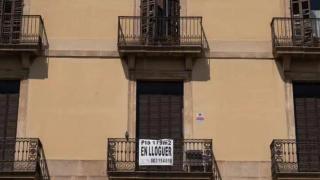 Cartel de alquiler en la fachada de un edificio de Barcelona