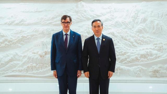 Salvador Illa, presidente de la Generalitat, posa con Ren Hongbin, presidente del CCPIT, la agencia nacional china de promoción del comercio exterior e inversión.