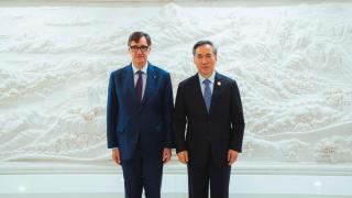 Salvador Illa, presidente de la Generalitat, posa con Ren Hongbin, president del CCPIT, la agencia nacional china de promoción del comercio exterior e inversión.