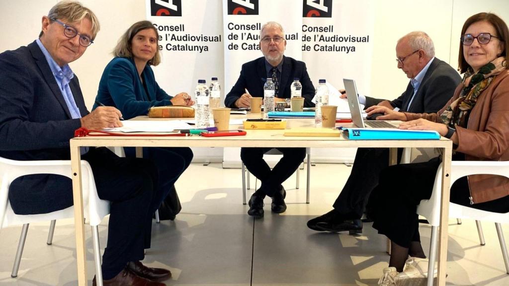 Sesión plenaria del CAC en Amposta (Tarragona), en 2024, con Xevi Xirgo (c), Laura Pinyol, Enric Casas, Miquel Miralles y Núria Llorach