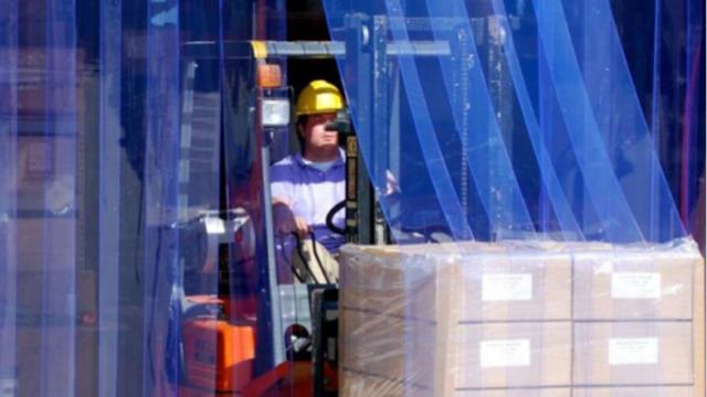 Cortina de lamas de PVC en una empresa