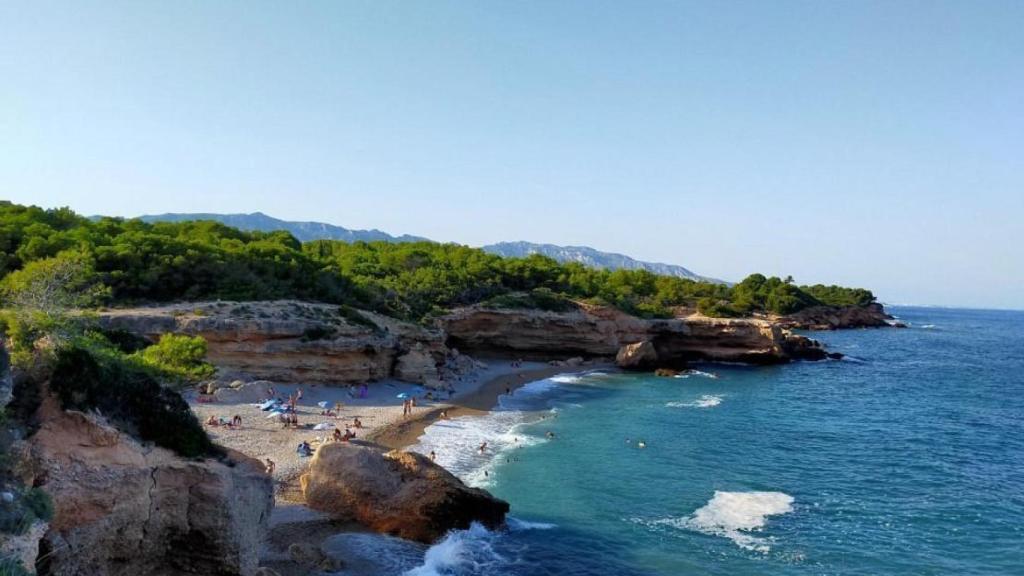 La playa catalana con las piedras más curiosas: tiene un nombre que parece chino