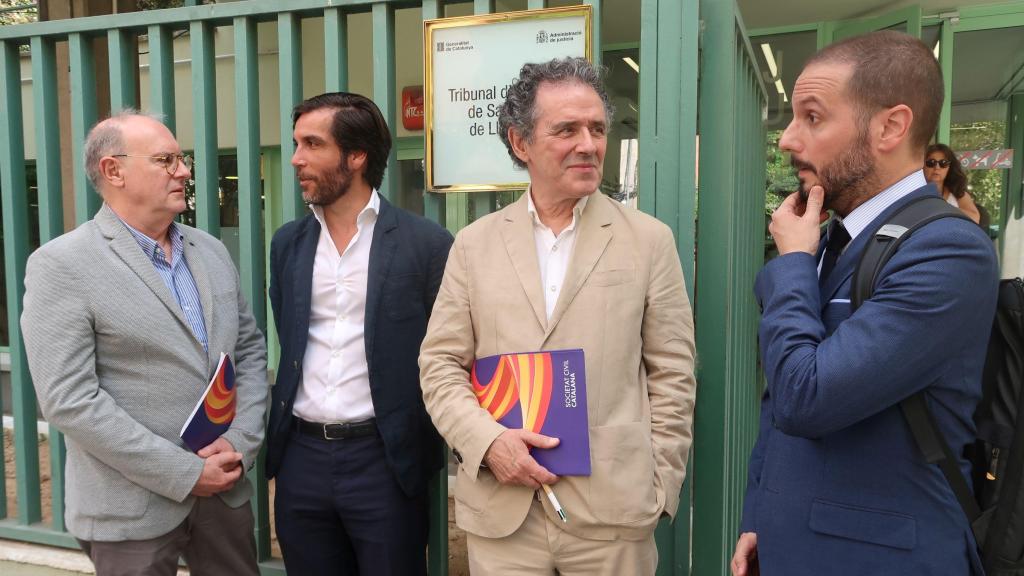Ferran Brunet, Juan Chapapría, Álex Ramos y Mario de Diego, antes de entrar en el Juzgado de Sant Feliu de Llobregat